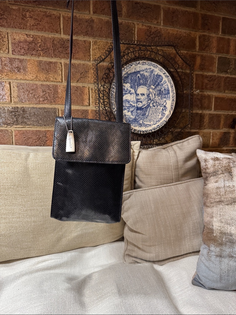 Leather Crossbody Bag - Black excelente condition